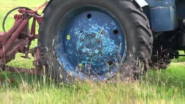 Gamla traktor gräsklippare på flygfältet — Stockvideo