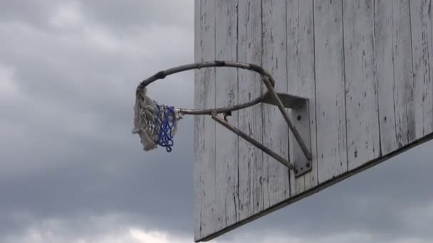 Altes Basketballbackboard — Stockvideo