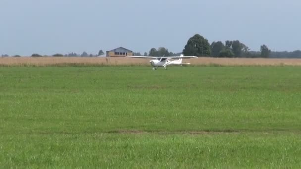 夏の飛行場で小型機 — ストック動画