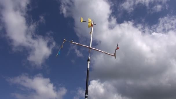 Brinquedo de modelo de aeronave pequena e céu — Vídeo de Stock