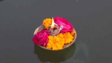 Kutsal Hindistan nehir Ganj suyu üzerinde ışık Puja çiçek ve mum