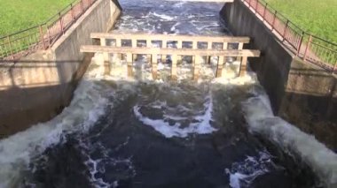 eski nehir baraj içinde su sıçrama