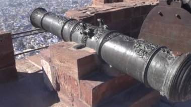 rajasthan mavi şehir jodhpur kale duvarına tarihsel süslü top
