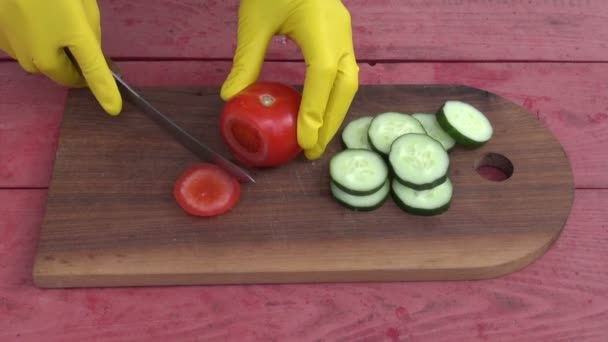 Χέρι με γάντι κοπής λαχανικών φρέσκια ντομάτα — Αρχείο Βίντεο
