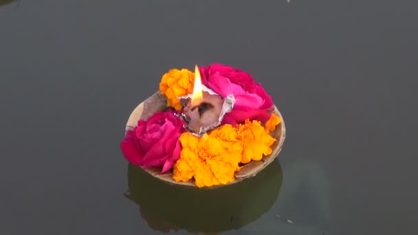 púdžá květiny a svíčky světlo na posvátné Indii řeka Ganga vody
