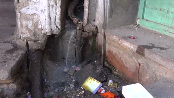 Oude gebroken water-pipe in jodphur street, rajasthan, india — Stockvideo