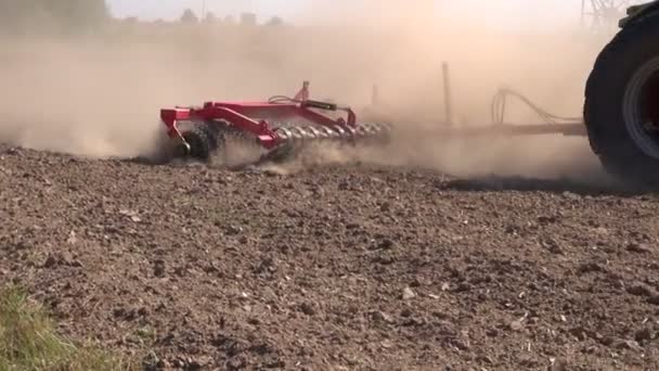 Trator de agricultura no campo de fazenda de outono com cultivador — Vídeo de Stock