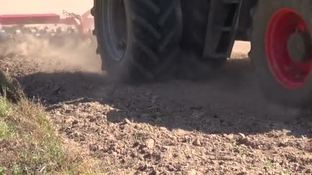 Agricultura trator arado cultivo outono campo agrícola — Vídeo de Stock