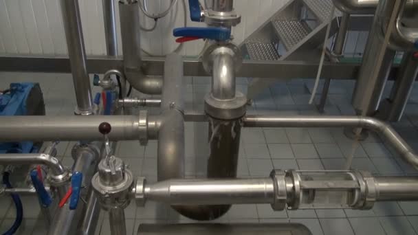 Stalen buis bouw en warm water splash in Bierbrouwerij — Stockvideo