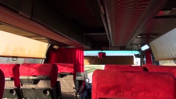 Пустой интерьер автобуса с сиденьями — стоковое видео