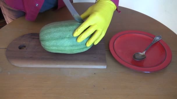 Geschnitten von frischen Zucchini in der Küche auf dem Tisch — Stockvideo