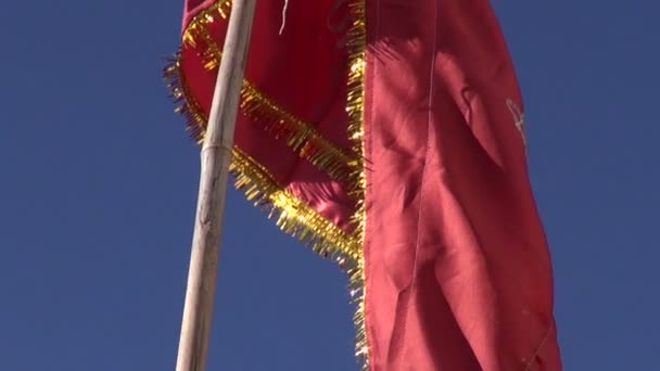 Drapeau rouge dans le temple Shiva au Rajasthan et son de cloche — Video