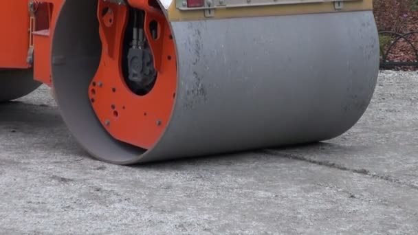 Weg roller machine op stad park traject — Stockvideo