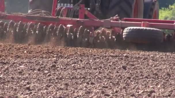 Landbouw trekker ploegen boerderij veld — Stockvideo