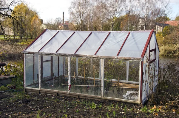 Gewächshausbau im Herbstgarten — Stockfoto