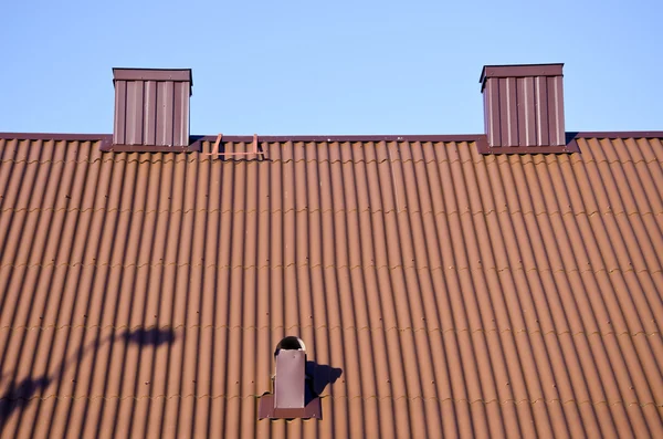 Nytt hus tak med två skorsten — Stockfoto