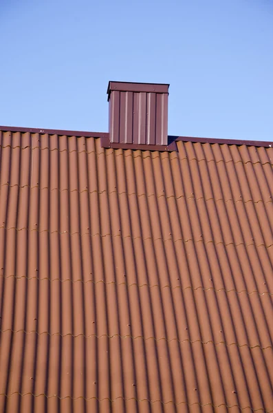 Nieuw huis dak met metalen open haard — Stockfoto