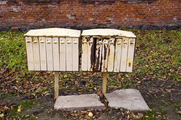 Gamla begagnade metall postbox i street — Stockfoto