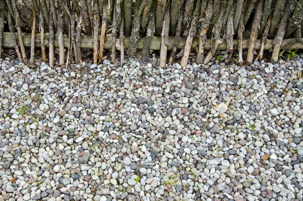 Pequeno caminho de pedra e cerca de madeira velha — Fotografia de Stock