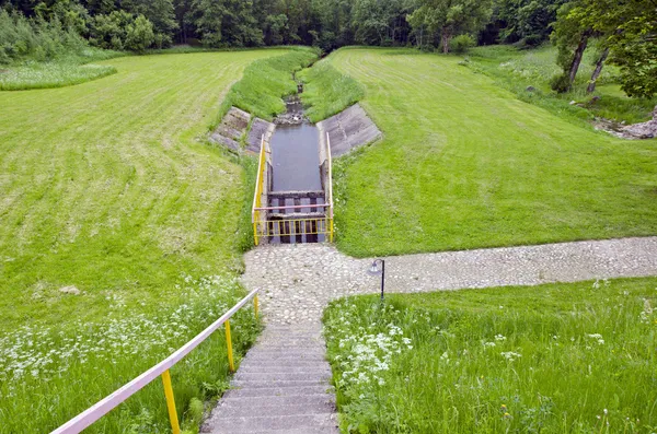 Canale di irrigazione su campo agricolo con cancello d'acqua — Foto Stock