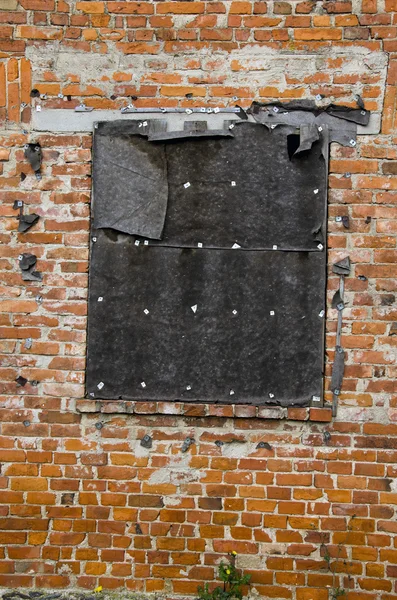 Vieja pared de ladrillo con agujero de ventana cerrado — Foto de Stock