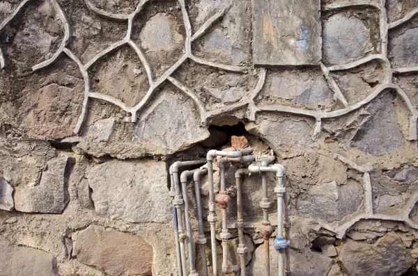 Old urban wall with rusty water pipe tube — Stock Photo, Image