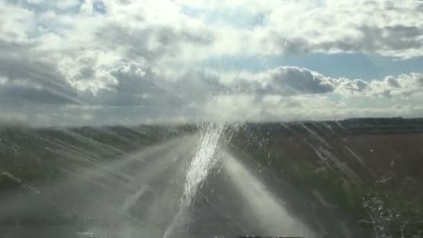 Autó szélvédő viper mozgásban. autó ablak tisztítás — Stock videók