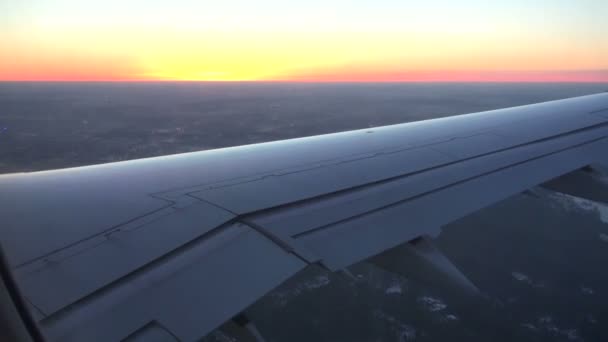 Passagier vliegtuig vleugel en zonsondergang — Stockvideo