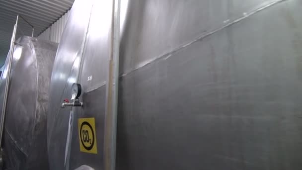 Stahltanks in moderner neuer Brauerei für Bier — Stockvideo