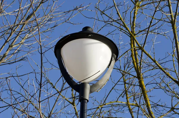 Nuova lampada del parco su sfondo cielo blu — Foto Stock