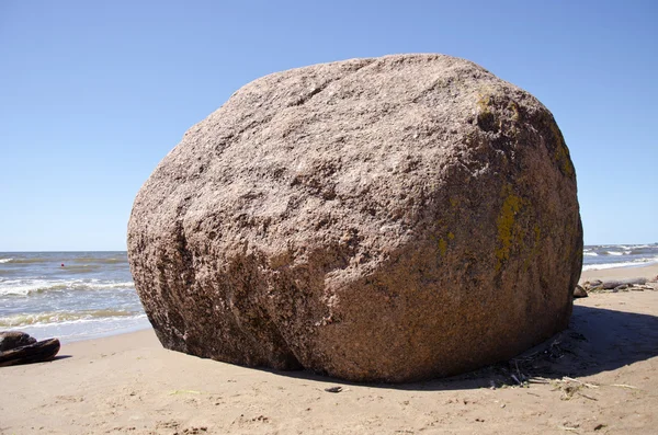 Gran piedra en la playa del mar de verano — Foto de Stock