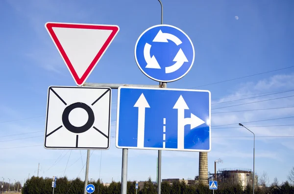 Verschiedene Verkehrszeichen in der Stadtstraße — Stockfoto