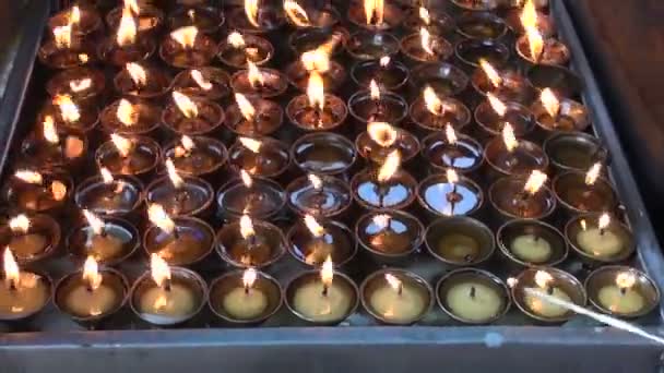 Buddhista gyertyák tűz Katmanduban, Swayambhunath templom — Stock videók