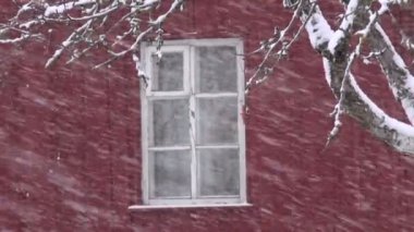 Ev pencere ve duvar arka plan üzerine düşen kış kar