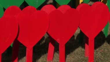 Şehirde güzel ahşap renkli kalpler. Litvanya bayrağı renkler