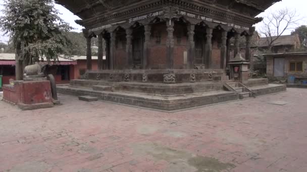 Antiga arquitetura histórica abandonada em Katmandu — Vídeo de Stock