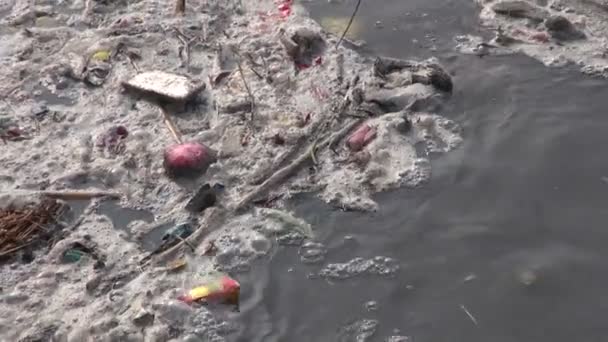Pollution catastrophique de l'eau dans l'hindouisme sacré Bagmati, Népal 
