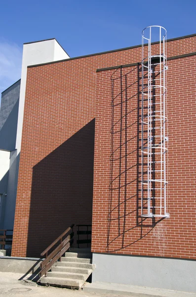 Muur met metalen ladder — Stockfoto