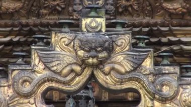 Tarihsel süslü Budist tapınağı kapı Katmandu, Nepal