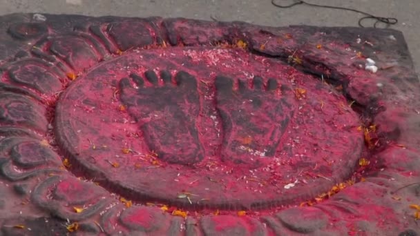 KATHMANDU, NEPAL - DEZEMBRO 19: Monge budista fornecendo cerimônia religiosa Santuário budista Swayambhunath Stupa nomeado Templo do Macaco em dezembro 19, 2013 . — Vídeo de Stock