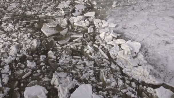 Början av ice drift på våren tid river — Stockvideo