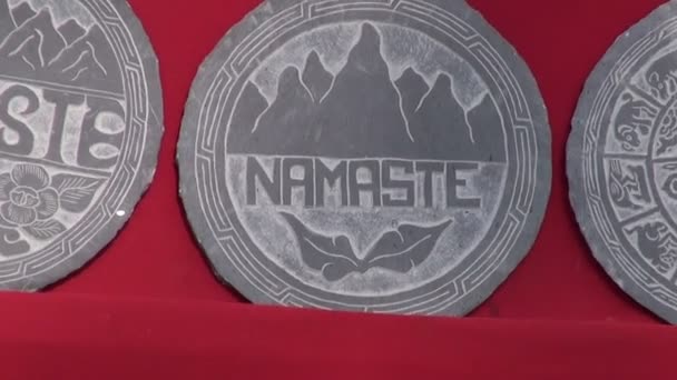 Hermosos recuerdos de piedra en Katmandú, Nepal. Namaste. — Vídeos de Stock