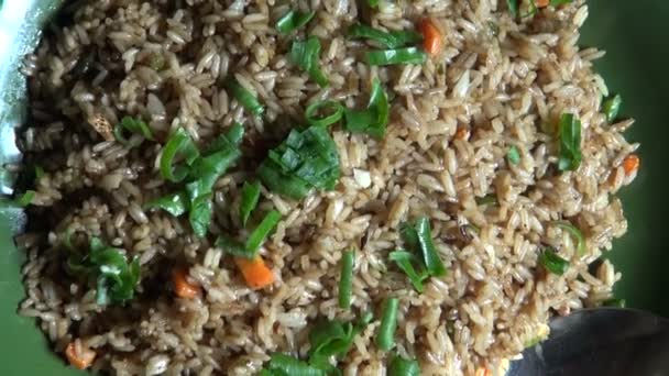 Warme gebakken rijst met groenten in restaurant, Nepal — Stockvideo