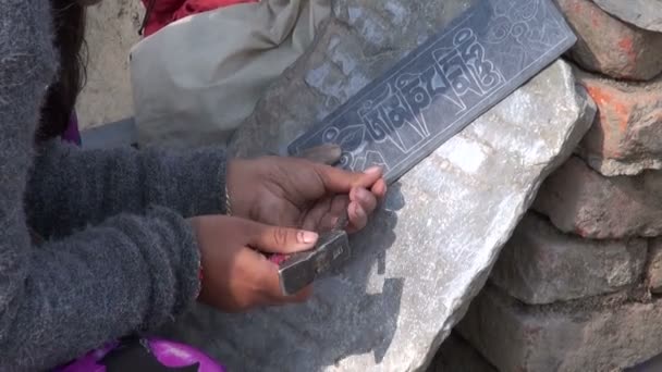 Nepalesischer Handwerker, der auf Stein arbeitet, katmandu — Stockvideo