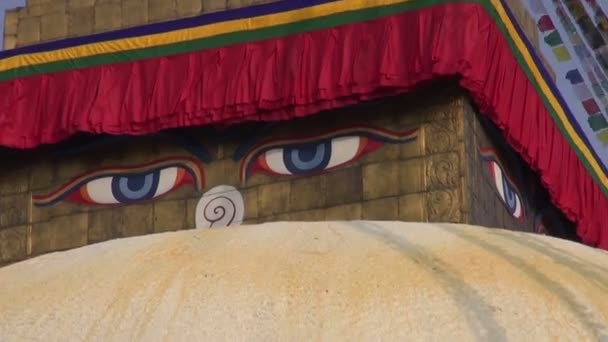 Nejstarší a největší buddhistická Boudhanath Stupa v Káthmándú — Stock video