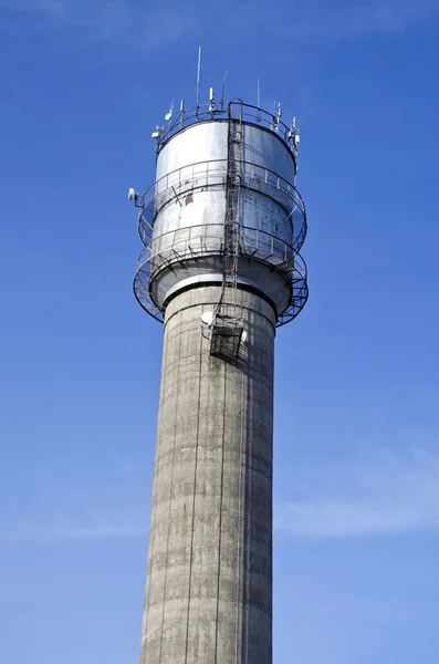 Tank vattentornet på himmel bakgrund — Stockfoto