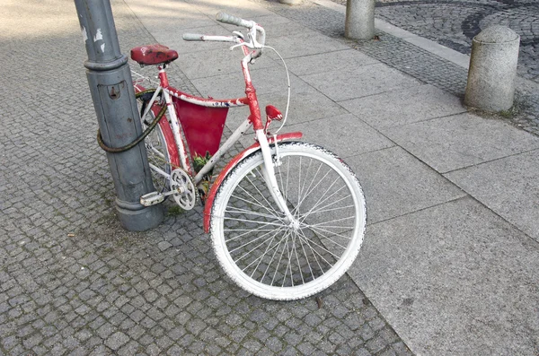 Beautiful decorative vintage bicycle in  city street — Stock Photo, Image