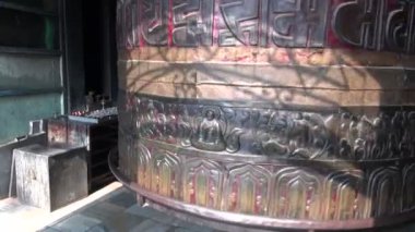 Eski Budist dua tekerlek içinde hareket. Swayambhunath Stupa maymun Tapınağı, Katmandu