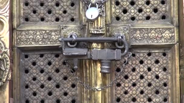 Puerta histórica del templo budista adornado en Katmandú, Nepal — Vídeo de stock