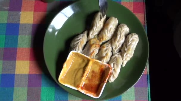 Nepal geleneksel hamur tatlısı momos Katmandu restoranda servis — Stok video